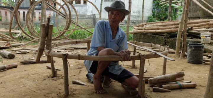 Bambusflechten im Tra Nhieu Village