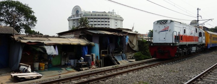 jakarta-zug-durch-slum